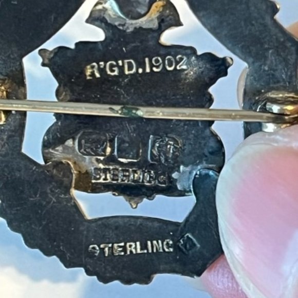 Antique 1902 Sterling Silver C Clasp Enamel pin Royal Coat of Arms - Picture 3 of 5